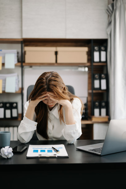 亚洲女商人因为在办公室用平板电脑工作而感到压力、无聊和过度思考。图片下载