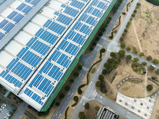 安装在工厂屋顶的太阳能电池板鸟瞰图图片下载