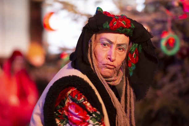 爸爸Yaga。童话人物邪恶的祖母来自俄罗斯童话。万圣节服装。图片下载