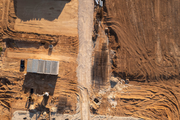 无人机拍摄的建筑工地、机器和工作人员的画面图片下载