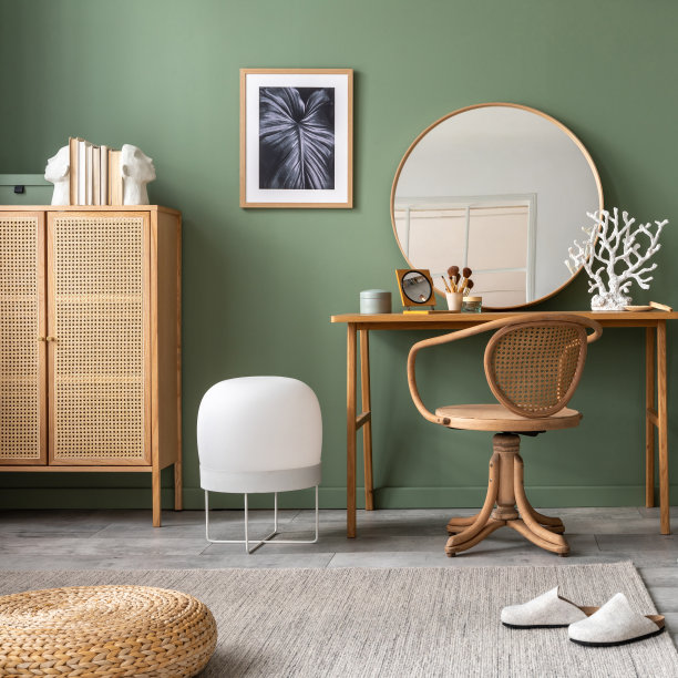 现代魅力室内设计中时髦的卧室组成，梳妆台，大圆镜，热带床和漂亮的个人配饰。模拟海报。模板。图片下载