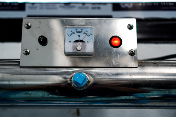 图为用于反渗透饮用水的紫外线过滤装置中的电压调节器。图片下载