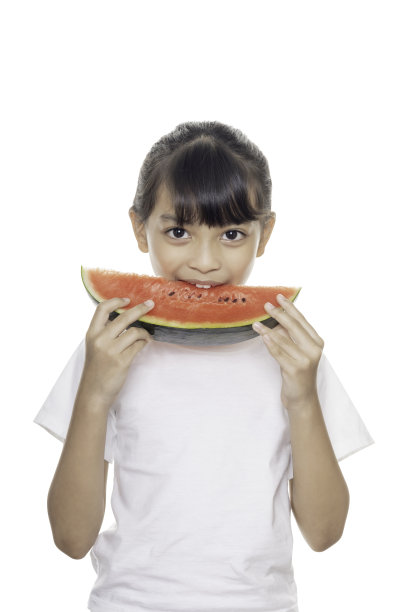 亚洲女孩吃西瓜孤立的白色背景与剪辑路径。图片下载