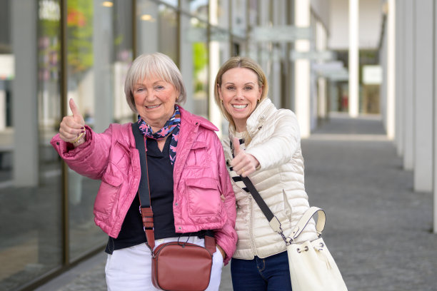 母女俩在购物中心购物图片下载