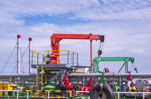 船厂维修改造中油船起重输油管道系统图片下载