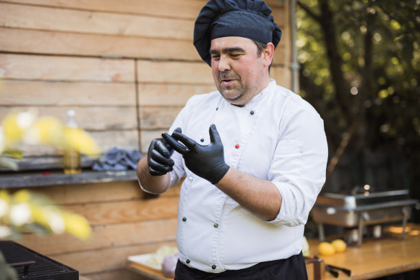 厨师在准备食物前调整手套图片下载
