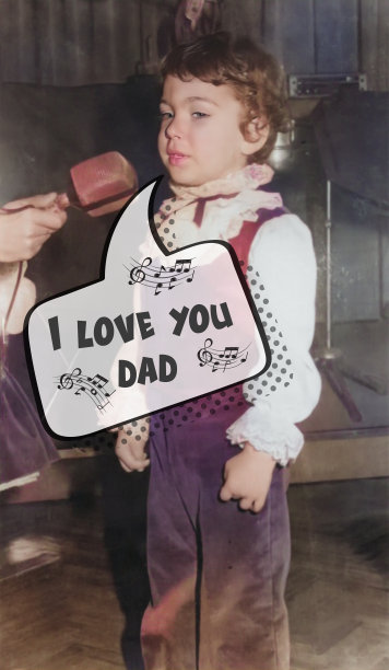 漂亮的男孩唱着我爱你爸爸!图片下载