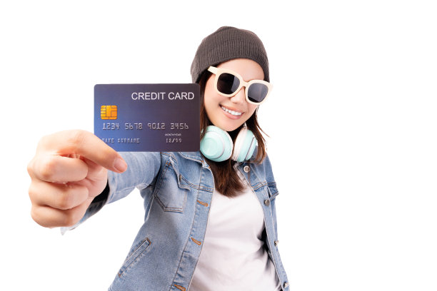 快乐的年轻时髦的女人展示信用卡和满意的信用卡与快乐孤立的白色背景漂亮的女孩用信用卡支付购买预订网上购物图片下载