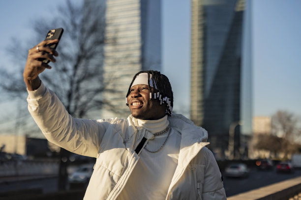 在城市里自拍的非洲年轻人，留着脏辫的帅哥学生图片下载