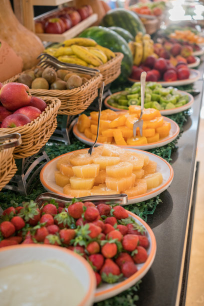 酒店自助餐上五颜六色的新鲜水果图片下载