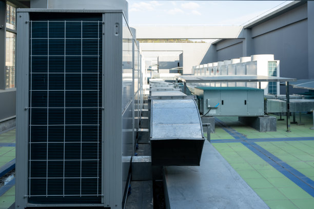 商业建筑屋顶的中央制冷设备图片下载