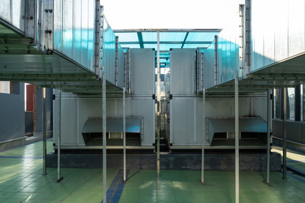 建筑物屋顶的中央空调设备图片下载