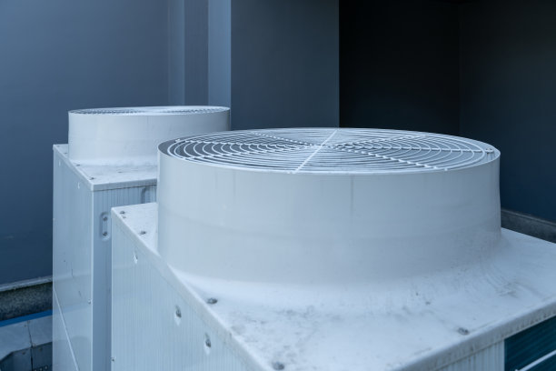 商业建筑屋顶的中央空调设备图片下载