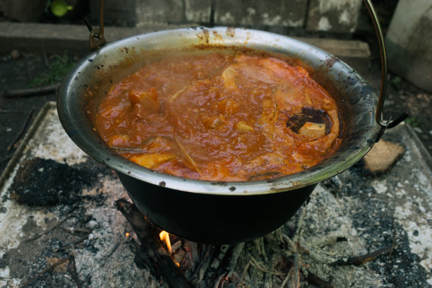 用水壶煮鱼汤图片下载