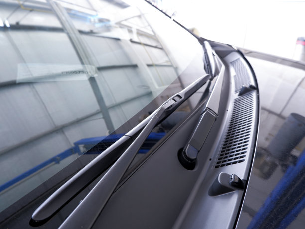 雨刷片，清洁汽车挡风玻璃上的灰尘和雨水。图片下载