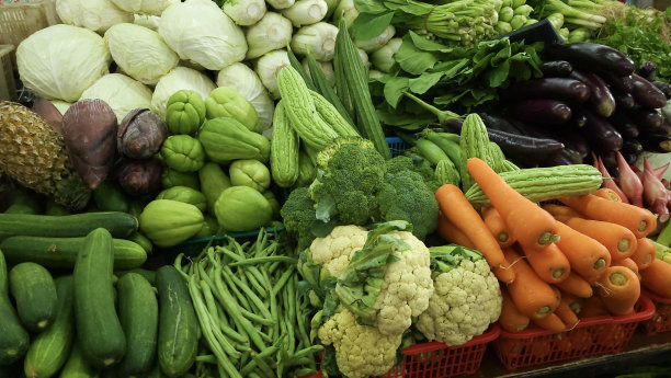 (特写)印尼传统市场展示的新鲜蔬菜。图片下载