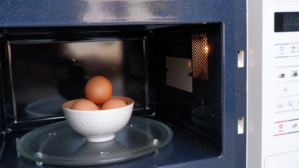 在微波炉里煮去壳的鸡蛋很危险，鸡蛋在微波炉里会爆炸图片下载