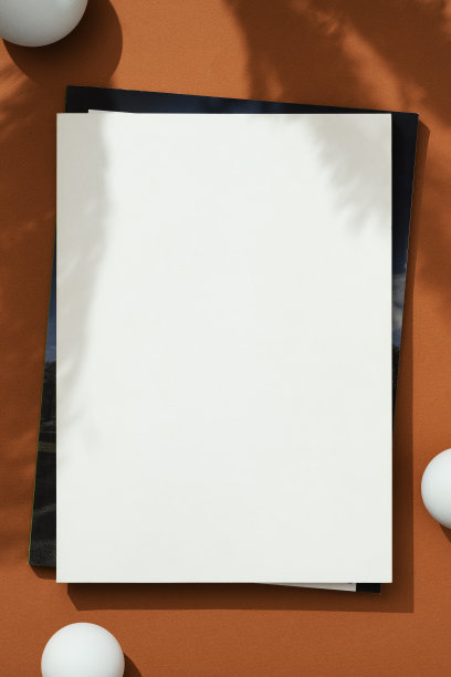 空白的白色杂志封面模型在棕色的背景图片下载