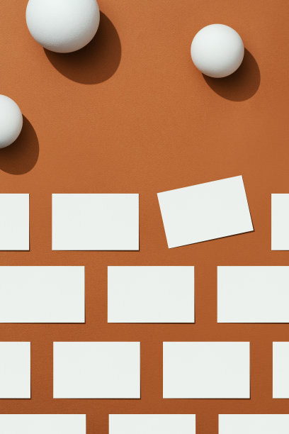 空白的白色名片模型与复制空间在棕色背景图片下载