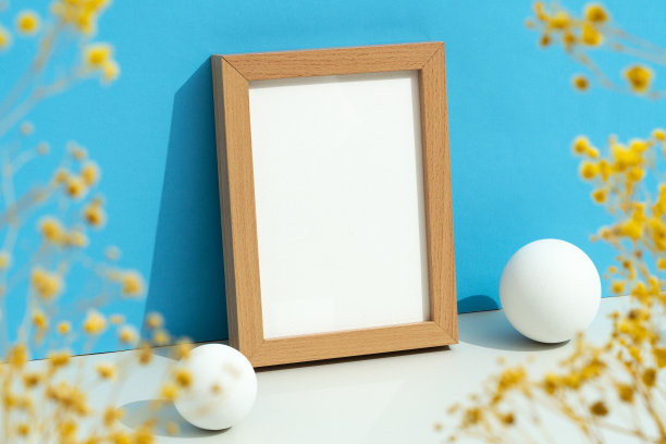 蓝色背景上的空白相框模型图片下载