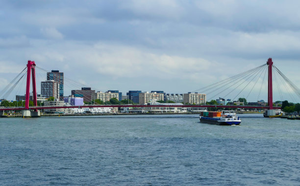 货船驶入荷兰鹿特丹港图片下载