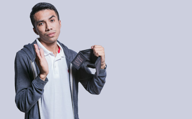 悲伤的人拿出一个空钱包。有经济问题的男人摇着钱包。无钱失意者概念。悲伤的男人摇着空钱包图片下载