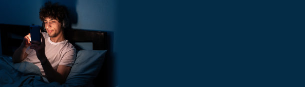 手机成瘾男子用手机上网看电影或虚拟会议，与家人在线视频通话，晚上失眠。图片下载