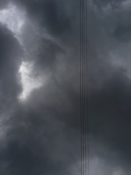 戏剧性的雨云:迷人的黑暗风暴云酝酿图片下载