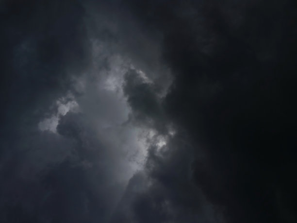 戏剧性的雨云:迷人的黑暗风暴云酝酿图片下载