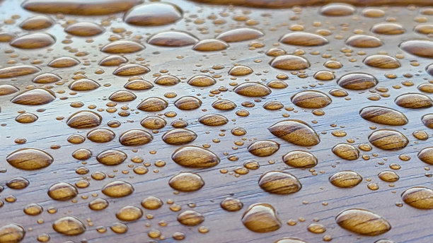 近距离观察木纹表面的一滴水。图片下载