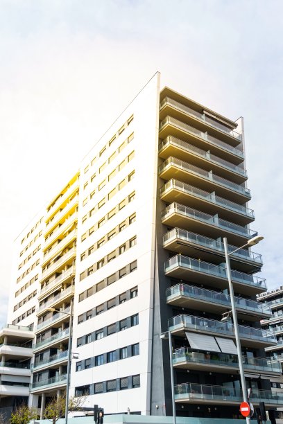 当代塔楼在城市景观与夕阳天空。图片下载