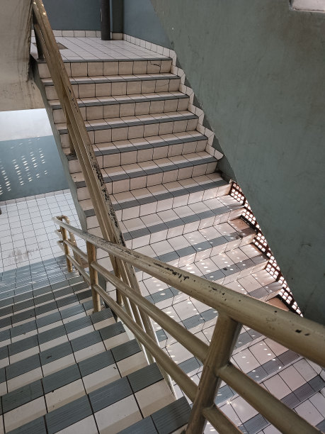 湿滑的旧楼梯图片下载