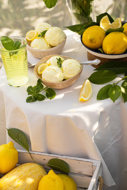 复古的餐具，亚麻餐巾和黄柠檬。装饰表。关闭了。在阳光下惬意平静的早餐。图片下载