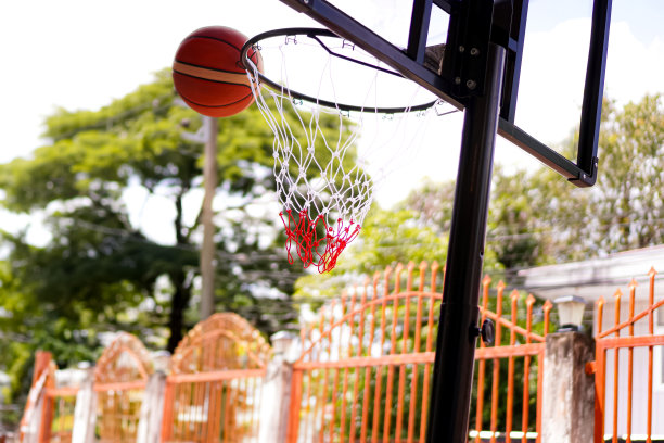 这张照片显示的是前院一个篮球被投进篮筐的瞬间。图片下载