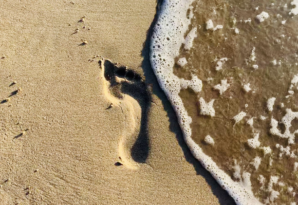 度假时沙滩上的脚印图片下载