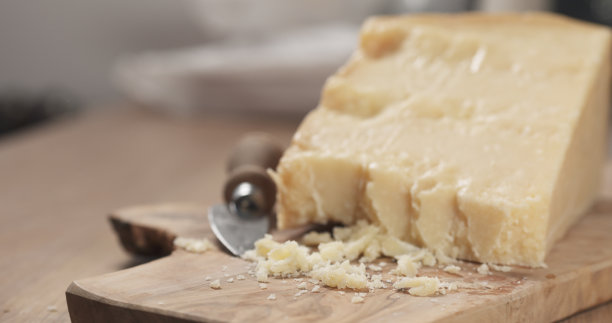 在橄榄板上放几块硬帕尔玛干酪图片下载