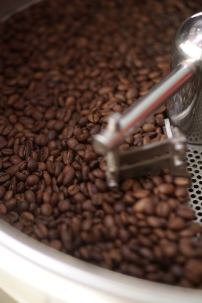 工作中的咖啡烘焙机里的咖啡豆图片下载