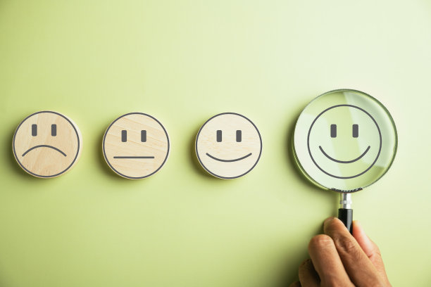 放大镜在手专注于选定的快乐笑脸图标图片下载