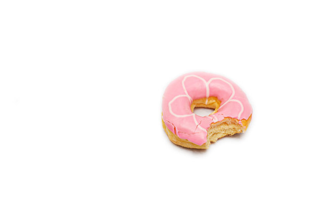 粉红色釉面甜甜圈隔离在白色背景图片下载
