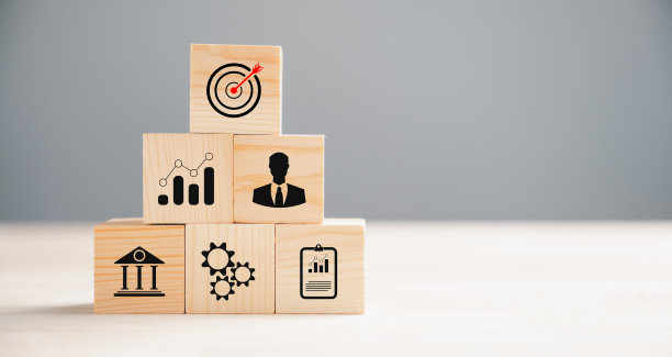 木块包括桌子上的步骤与行动计划图片下载