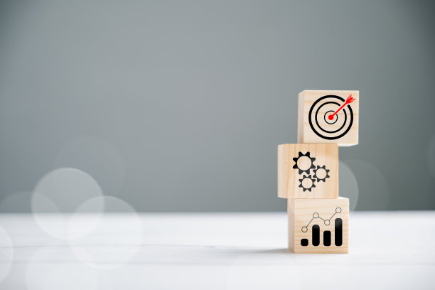 木块包括桌子上的步骤与行动计划图片下载