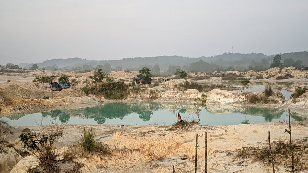 邦卡岛上曾经是锡矿的广阔平原，中间是一个蓝色的湖泊，尽头是成排的绿色热带森林图片下载