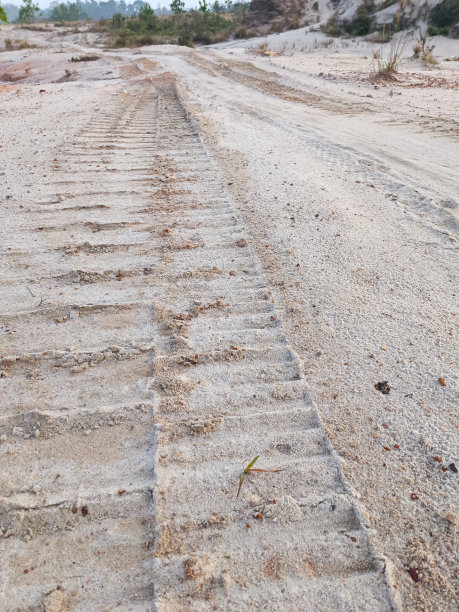 锡矿砂表面上有大型卡车车轮的痕迹图片下载