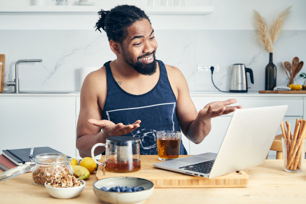 营养师与客户进行视频通话图片下载