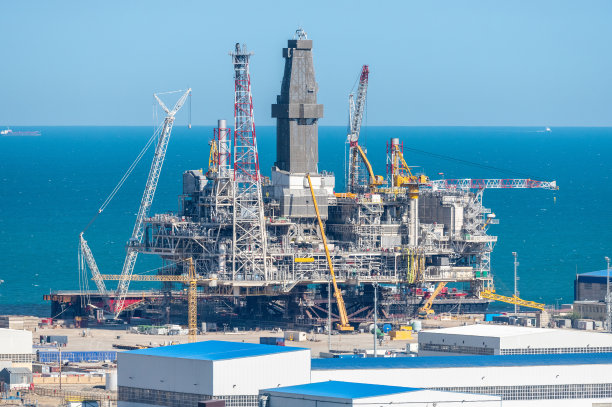 阿塞拜疆巴库的钻井平台。图片下载