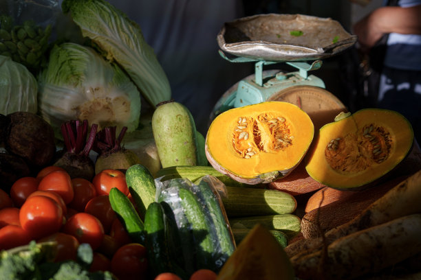 市场摊位上的新鲜蔬菜，早晨的阳光照在它们的一部分上图片下载