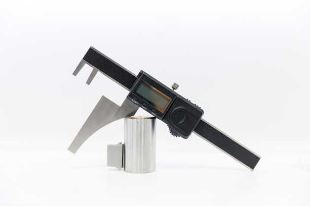 电子卡尺在白色背景图片下载