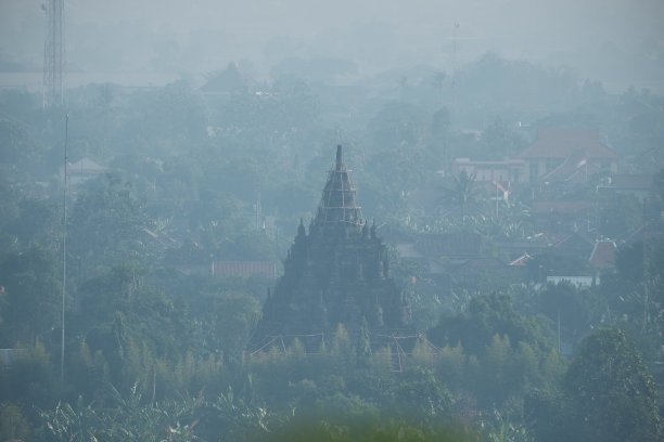 在一个雾蒙蒙的早晨，从远处看小集湾寺历史建筑的剪影图片下载
