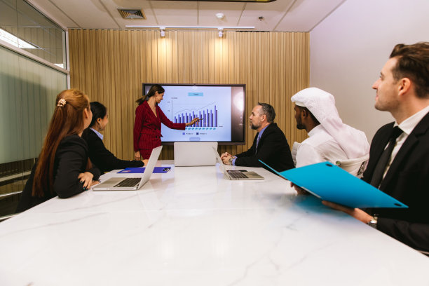 不同的同事聚集在一起头脑风暴，讨论统计数据。商务人士会议会议讨论企业理念。团队头脑风暴工作概念。人会议图片下载