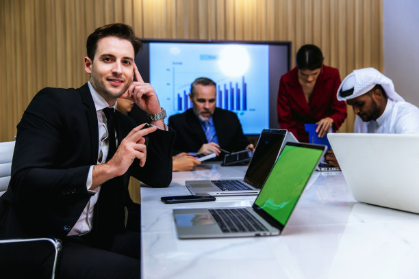 不同的同事聚集在一起头脑风暴，讨论统计数据。商务人士会议会议讨论企业理念。团队头脑风暴工作概念。人会议图片下载